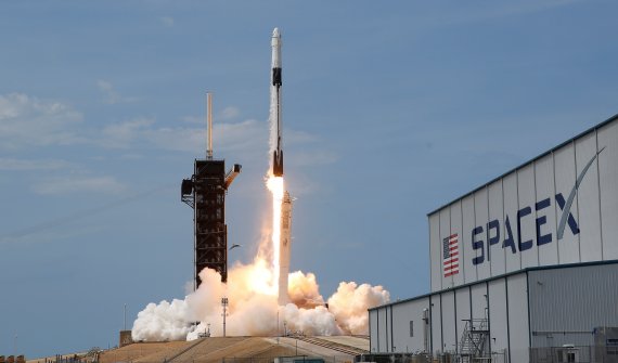 미국 플로리다주 케이프 커내버럴에 위치한 케네디 우주센터에서 4월 30일(현지시간) 스페이스X가 개발한 유인 우주선 '크루 드래건'과 우주인 2명을 태운 '팰컨9' 로켓이 날아 오르고 있다.로이터뉴스1