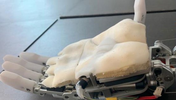 한국과학기술원(KAIST) 박형순, 김택수 교수 연구팀이 개발한 3중층 인공피부를 부착한 로봇 손은 4개의 손가락과 손바닥만으로도 스마트폰을 잡을 수 있다. 박형순 교수 제공