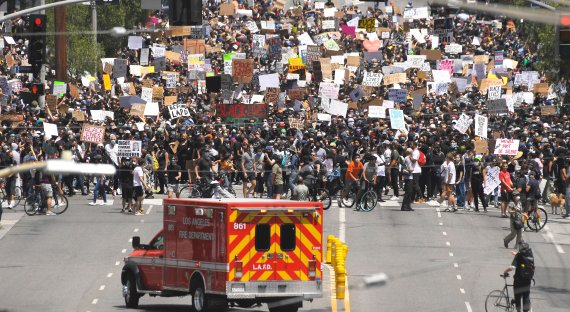 미국 캘리포니아주 로스앤젤레스에서 5월 30일(현지시간) 경찰의 흑인 살해에 항의하는 시위대가 도로를 점거하고 구급차 운행을 막고 있다. 같은 달 25일 미네소타주에서 조지 플로이드 사망 사건으로 시작된 시위는 닷새 만에 미 전역으로 번졌다. 미국 정부는 이날까지 25개 도시에 야간통행금지령을 내렸다. AP뉴시스