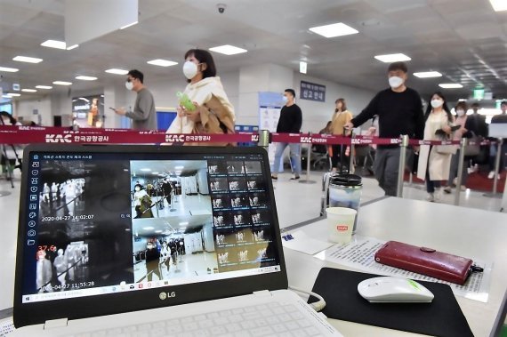 제주국제공항 국내선 도착장에서 공항 관계자들이 열화상 카메라를 이용해 승객 발열검사를 하고 있다. /사진=fnDB