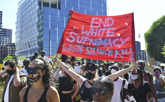 영국 런던의 미국 대사관 앞에서 지난달 31일(현지시간) 미국 인종차별 반대 시위를 지지하는 시위대가 행진하고 있다.AP뉴시스
