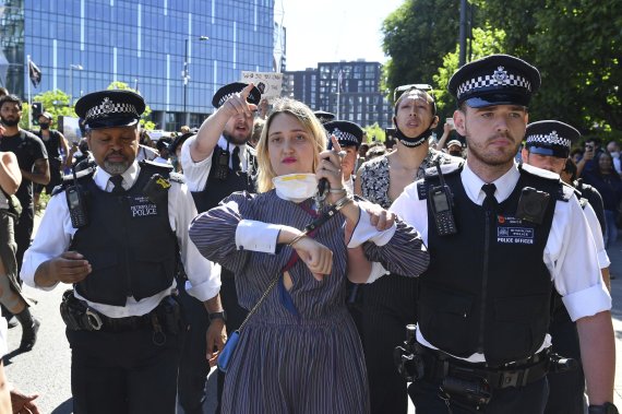지난달 31일(현지시간) 런던 주재 미국 대사관 밖에서 미 미니애폴리스에서 발생한 경찰의 과잉 진압 사건에 항의하는 시위에 참가한 시민이 현지 경찰에 연행되고 있다.AP뉴시스
