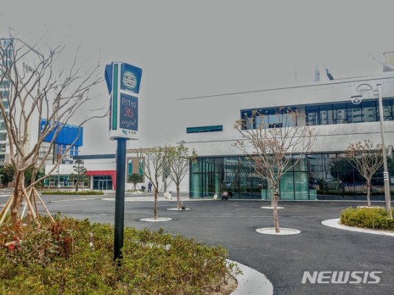 [고성(경남)=뉴시스]신정철 기자=경남 고성군(군수 백두현)은 1일 청소년수련관 광장에 4가지 색깔의 얼굴표정을 나타내는 미세먼지 신호등을 설치해 군민의 눈길을 끌고 있다.(사진=고성군 제공). 2020.06.01. photo@newsis.com