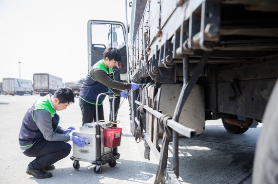 한국석유관리원 검사원들이 차량연료의 가짜석유 여부를 검사하기 위해 차량 내에서 연료를 채취하는 모습. 석유관리원 제공