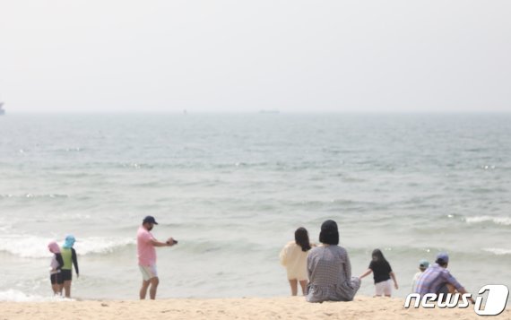 부산 해운대구는 1일부터 해운대 해수욕장 일부 구간을 안전개장(부분개장)한다고 밝혔다. 구는 해운대관광안내소를 기준으로 좌우 150m씩 총 300m 구간을 우선 개장한다.2020.6.1/뉴스1 © News1 박세진 기자