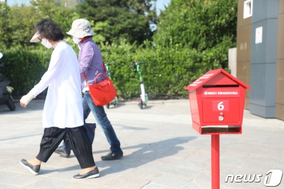 안전개장 첫날 부산 해운대해수욕장 입구에 명함을 넣을 수 있는 함이 설치돼 있다.2020.6.1/뉴스1© 뉴스1 박세진 기자