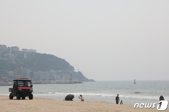 부산 해운대구는 1일부터 해운대 해수욕장 일부 구간을 안전개장(부분개장)한다고 밝혔다. 구는 해운대관광안내소를 기준으로 좌우 150m씩 총 300m 구간을 우선 개장한다.2020.6.1/뉴스1 © News1 박세진 기자