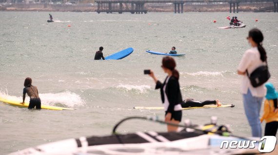 1일 '안전개장'한 부산 해운대구 송정해수욕장을 찾은 관광객들이 물놀이를 즐기고 있다. 2020.6.1/뉴스1 © News1 여주연 기자