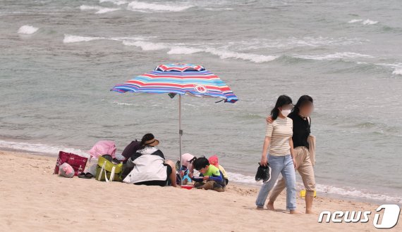 1일 '안전개장'한 부산 해운대구 송정해수욕장을 찾은 관광객들이 물놀이를 즐기고 있다. 2020.6.1/뉴스1 © News1 여주연 기자