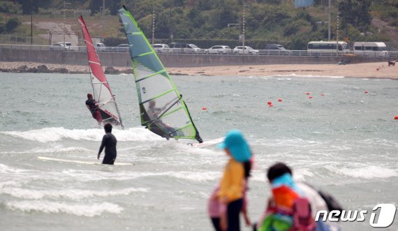 1일 '안전개장'한 부산 해운대구 송정해수욕장을 찾은 관광객들이 물놀이를 즐기고 있다. 2020.6.1/뉴스1 © News1 여주연 기자