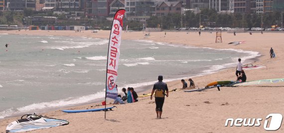 1일 '안전개장'한 부산 해운대구 송정해수욕장을 찾은 관광객들이 물놀이를 즐기고 있다. 2020.6.1/뉴스1 © News1 여주연 기자