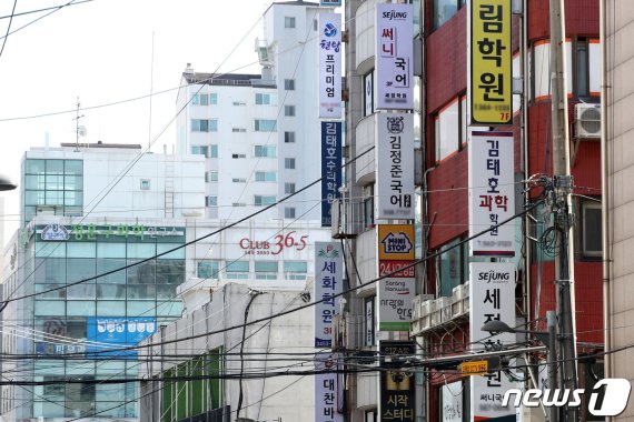 사진은 서울 강남구 대치동 학원가. 2020.3.11/뉴스1 © News1 이광호 기자