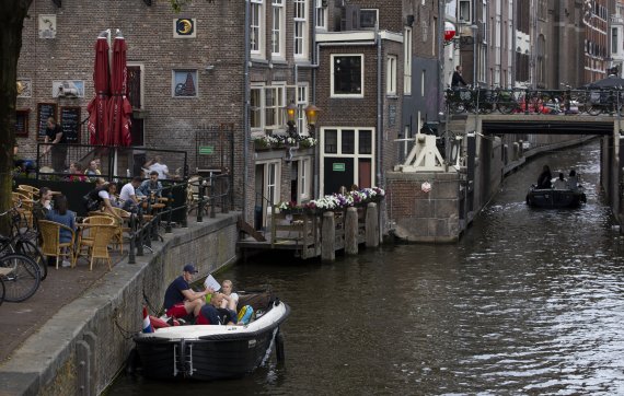 지난 6월 1일 네덜란드 암스테르담에서 시민들이 사회적 봉쇄 완화에 맞춰 야외 활동을 즐기고 있다.AP뉴시스