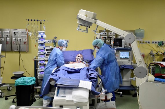 지난 3월27일(현지시간) 이탈리아 밀라노의 산라파엘레 병원 중환자실에서 의료진들이 코로나19 환자를 치료하고 있다.로이터뉴스1