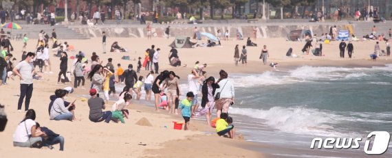 지난달 1일 부산 해운대해수욕장을 찾은 관광객들이 연휴를 즐기고 있다.1/뉴스1 © News1 여주연 기자