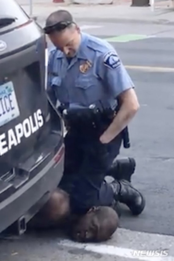 미국 미네소타주 미니애폴리스에서 5월 25일 백인 경찰 데릭 쇼빈이 수갑을 찬 채 저항할 수 없는 상태였던 조지 플로이드의 목을 9분 가까이 무릎으로 누르고 있는 모습.AP뉴시스