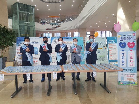 이배수 한국전력기술 사장(가운데)이 2일 김천 본사에서 임직원들과 함께 진행한 청렴 캠페인에 앞서 코로나19 방역 의료진을 응원하며 기념촬영을 하고 있다. 한국전력기술 제공