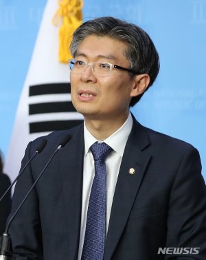 범여권 조정훈, '한국판 뉴딜'에 직격탄 "쓰레기 일자리"