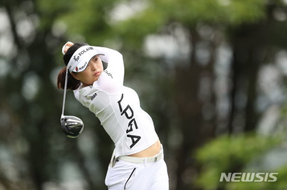 [서울=뉴시스]홍효식 기자 = 고진영이 24일 인천 스카이72 골프앤리조트에서 열린 '현대카드 슈퍼매치 고진영 VS 박성현' 경기 2번홀에서 티샷을 치고 있다. (사진=현대카드 제공) 2020.05.24. photo@newsis.com