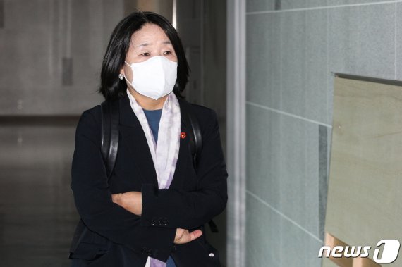 윤미향 더불어민주당 의원이 2일 오전 8시쯤 서울 여의도 국회 의원회관으로 출근하고 있다. © News1 성동훈 기자