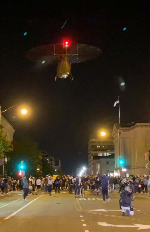 미국 워싱턴DC 상공에서 1일(현지시간) 오후 11시 무렵 미 육군 소속 UH-72 라코타 헬리콥터가 초저공으로 위협비행을 하고 있다. 이날 최소 2대의 정부 헬리콥터가 시위대 해산을 목적으로 위협비행을 실시했다. 로이터뉴스1