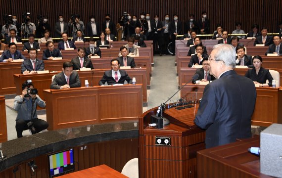김종인 통합당 비상대책위원장이 의원들에게 인사말을 하고 있다. 사진=박범준 기자