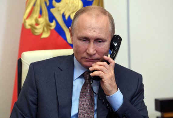 블라디미르 푸틴 러시아 대통령이 2일(현지시간) 모스크바 크렘린궁에서 각료들과 화상 회의 중에 수화기를 들고 있다.로이터뉴스1