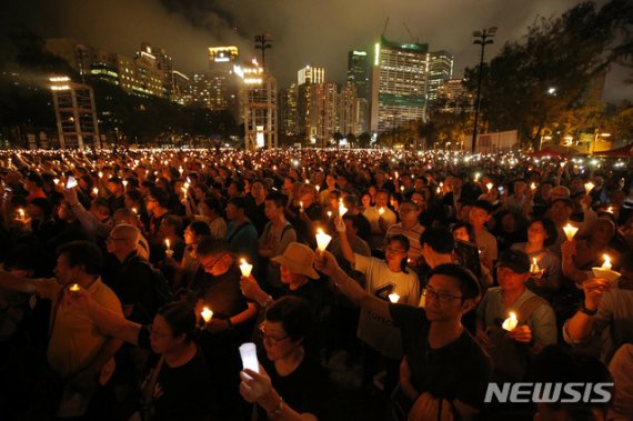 [홍콩=AP/뉴시스]2019년 6월4일(현지시간) 홍콩 빅토리아 공원에서 수천명이 모여 톈안먼(天安門)민주화 시위 유혈진압사태 희생자 추모집회를 열고 있다.