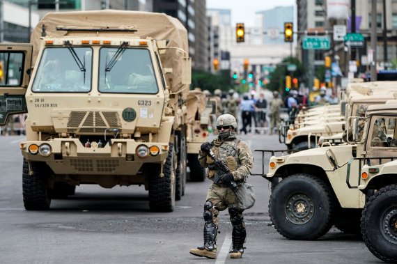 미국 펜실베이니아주 필라델피아에서 2일(현지시간) 주방위군 병력이 거리를 순찰하고 있다.로이터뉴스1