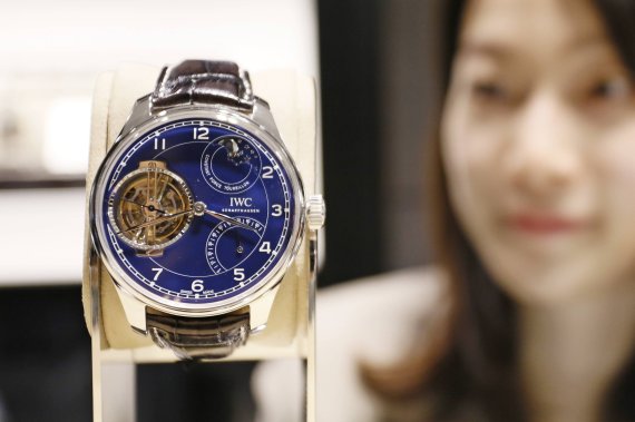 갤러리아, “국내 단 한점 뿐인 150주년 기념 투르비옹 한정판 구경하세... - 뉴스 썸네일 이미지