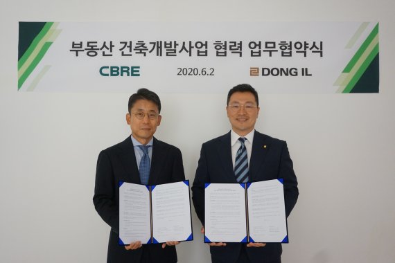 CBRE코리아는 동일건축과 부동산건축개발사업에 대한 업무협약(MOU)을 2일 체결했다. 이날 서울 종로구에 위치한 CBRE코리아 오피스에서 임동수 CBRE코리아 대표(왼쪽)와 오정택 동일건축 사장(오른쪽)이 MOU 후 포즈를 취하고 있다.