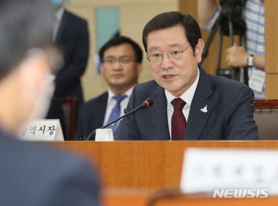 [세종=뉴시스]강종민 기자 = 이용섭 광주시장이 3일 오전 정부세종청사에서 열린 제116차 경제자유구역위원회에서 인사말을 하고 있다. 2020.06.03. ppkjm@newsis.com
