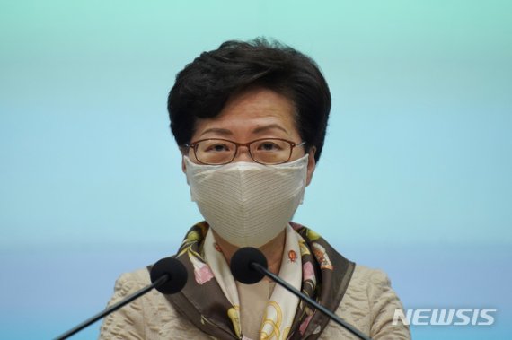 [홍콩=AP/뉴시스] 2일 홍콩 캐리 람 행정장관이 기자회견에서 발언하고 있다. 미국 정부가 홍콩에 특혜 대우를 하지 않겠다고 선언한 데 대해 람 장관은 '미국의 제재는 자신과 타인 모두에게 손해를 입히게 된다'고 경고했다.