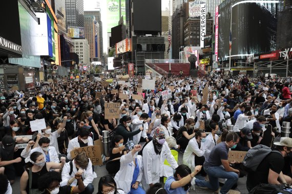 미국 뉴욕의 타임스퀘어에서 2일(현지시간) 조지 플로이드 사망 사건을 추모하기 위해 모인 시민들이 인종차별을 비난하는 시위를 벌이고 있다.AP뉴시스