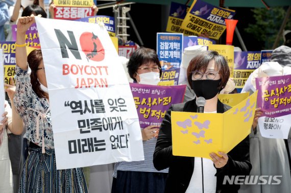 '맞불 시위' 둘러싸인 수요집회…정의연 "집회 계속돼야"