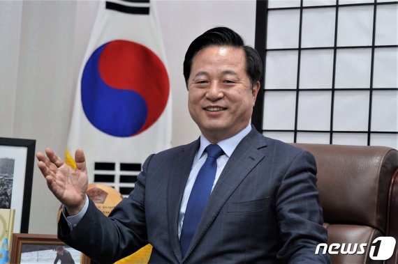 더불어민주당 김두관 의원은 지난 2일 저녁 자신의 페이스북에 올린 글에서 “정부는 2차, 3차 재난지원금을 각오해야 한다”고 밝혔다. /© 뉴스1