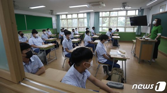 고등학교 1학년과 중학교 2학년, 초등학교 3~4학년의 등교 개학이 시작된 3일 오전 울산 중구 중앙고등학교 1학년 교실에서 마스크를 쓴 학생들이 선생님의 유의사항을 듣고 있다. 2020.6.3/뉴스1 © News1 윤일지 기자