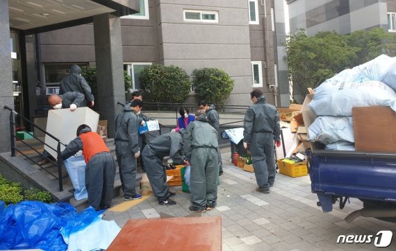 A씨의 집에서 나온 쓰레기들을 자원봉사자들이 정리하고 있다.(기장군 제공)20206.4/뉴스1© 뉴스1
