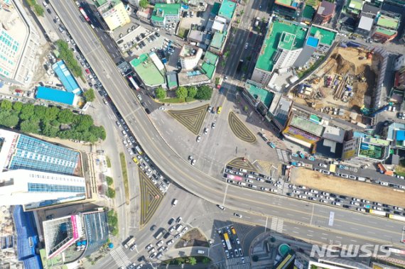 [광주=뉴시스] 변재훈 기자 = 4일 오전 광주 남구 백운 고가도로 일대가 출근길 차량으로 붐비고 있다. 백운 고가도로는 지난 31년간 광주의 교통 관문 역할을 해왔으나 이날부터 철거공사가 시작돼 역사 속으로 사라진다. (사진=광주 남구 제공) 2020.06.04. photo@newsis.com