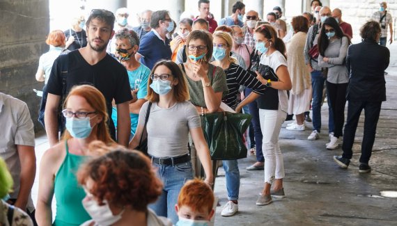 3일(현지시간) 이탈리아 피렌체 우피치 미술관에 관람객들이 줄을 서 있다. 우피치 미술관은 이날 코로나19 확산에 따른 봉쇄 조치로 문을 닫았다가 두 달 만에 재개장했다. AP뉴시스