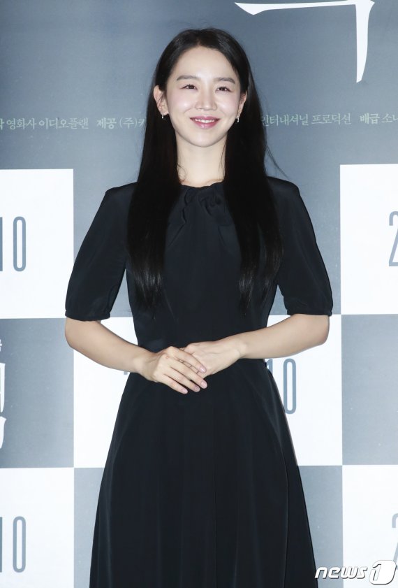 배우 신혜선이 4일 오후 서울 용산구 CGV 용산아이파크몰에서 열린 영화 ‘결백’(감독 박상현) 언론 시사회에 참석해 포즈를 취하고 있다. '결백'은 사람을 알아보지 못하는 치매 걸린 엄마가 독극물 살인사건 용의자로 지목되고 그런 엄마 화자(배종옥 분)의 결백을 입증하기 위해 직접 변호를 나선 딸 정인(신혜선 분)이 사건의 감춰진 음모와 진실을 파헤치는 이야기를 그린 작품이다. 2020.6.4/뉴스1 © News1 권현진 기자