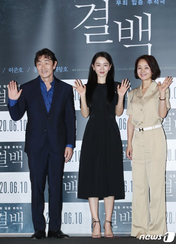배우 허준호(왼쪽부터), 신혜선, 배종옥이 4일 오후 서울 용산구 CGV 용산아이파크몰에서 열린 영화 ‘결백’(감독 박상현) 언론 시사회에 참석해 포즈를 취하고 있다. '결백'은 사람을 알아보지 못하는 치매 걸린 엄마가 독극물 살인사건 용의자로 지목되고 그런 엄마 화자(배종옥 분)의 결백을 입증하기 위해 직접 변호를 나선 딸 정인(신혜선 분)이 사건의 감춰진 음모와 진실을 파헤치는 이야기를 그린 작품이다. 2020.6.4/뉴스1 © News1 권현진 기자