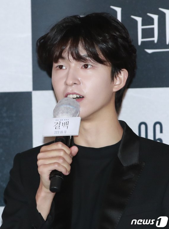 배우 홍경이 4일 오후 서울 용산구 CGV 용산아이파크몰에서 열린 영화 ‘결백’(감독 박상현) 언론 시사회에 참석해 인사말을 하고 있다. '결백'은 사람을 알아보지 못하는 치매 걸린 엄마가 독극물 살인사건 용의자로 지목되고 그런 엄마 화자(배종옥 분)의 결백을 입증하기 위해 직접 변호를 나선 딸 정인(신혜선 분)이 사건의 감춰진 음모와 진실을 파헤치는 이야기를 그린 작품이다. 2020.6.4/뉴스1 © News1 권현진 기자