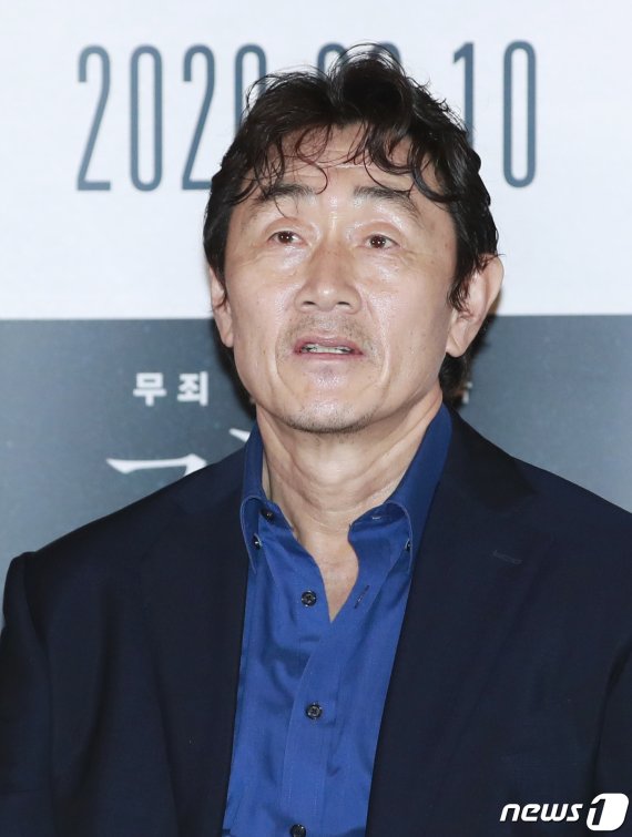 배우 허준호가 4일 오후 서울 용산구 CGV 용산아이파크몰에서 열린 영화 ‘결백’(감독 박상현) 언론 시사회에 참석해 객석을 바라보고 있다. '결백'은 사람을 알아보지 못하는 치매 걸린 엄마가 독극물 살인사건 용의자로 지목되고 그런 엄마 화자(배종옥 분)의 결백을 입증하기 위해 직접 변호를 나선 딸 정인(신혜선 분)이 사건의 감춰진 음모와 진실을 파헤치는 이야기를 그린 작품이다. 2020.6.4/뉴스1 © News1 권현진 기자