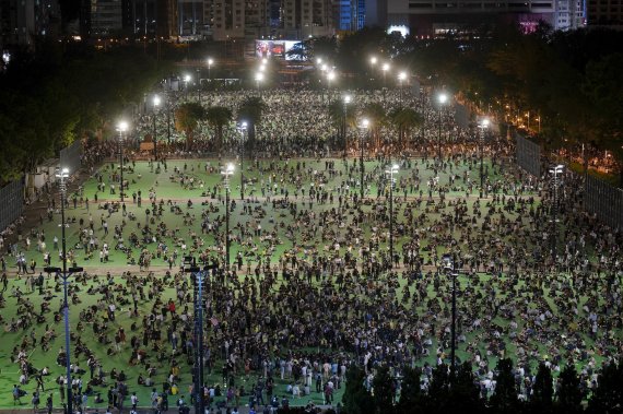 홍콩 시민들이 4일 경찰의 금지 조치에도 시내 코즈웨이베이의 빅토리아 공원에서 열리는 톈안먼 사태 추도 행사를 위해 집결하고 있다.AP뉴시스