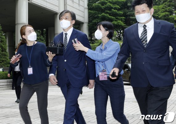 '유재수 감찰무마 혐의'를 받고 있는 조국 전 법무부 장관이 5일 오전 서울 서초구 중앙지방법원에서 열린 뇌물수수 등 혐의에 관한 2회 공판에 출석하고 있다. /사진=뉴스1