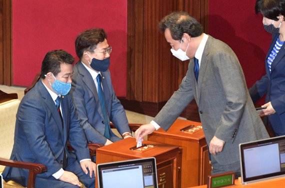 이낙연 더불어민주당 의원이 5일 서울 여의도 국회에서 열린 21대 첫 본회의에서 국회부의장 투표를 하고 있다. 사진=박범준 기자