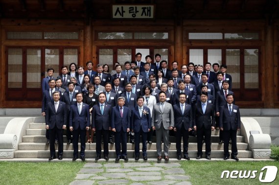 박병석 국회의장 첫 임무는 소통…인사 이어 여야 회동 주재(종합)