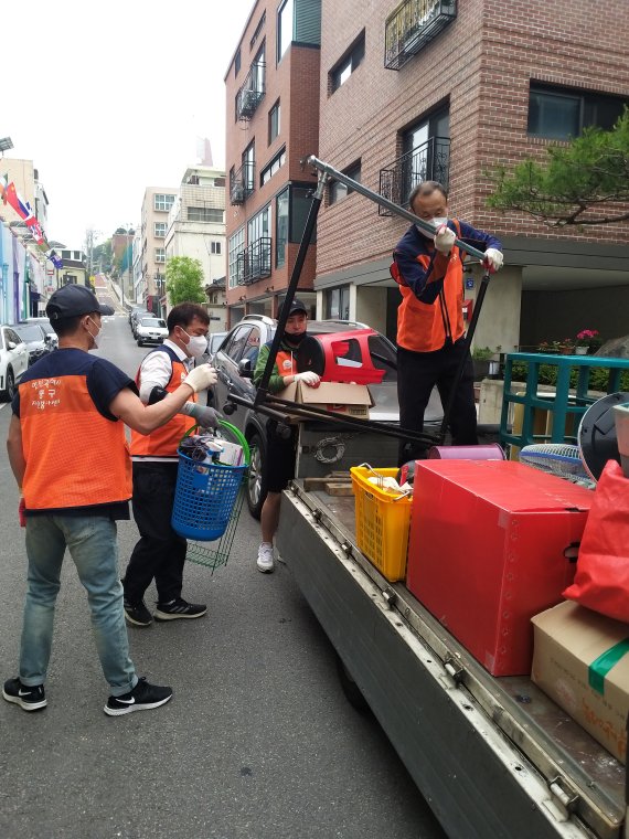 인천 중구자원봉사센터는 4일 신포동에서 이사지원 전문봉사활동을 펼쳤다.