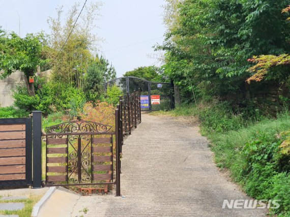 [양산=뉴시스] 안지율 기자 = 문재인 대통령 퇴임 후 사저가 들어설 경남 양산시 화북면 지산리 363-2번지 일원의 부지 입구.(사진=양산 뉴스파크 제공) 2020.06.05. photo@newsis.com <저작권자ⓒ 공감언론 뉴시스통신사. 무단전재-재배포 금지.> /사진=뉴시스화상